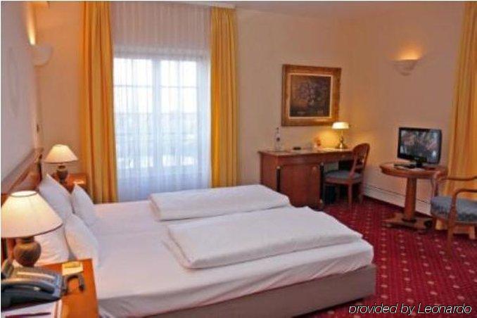 Hotel Schloss Edesheim Δωμάτιο φωτογραφία